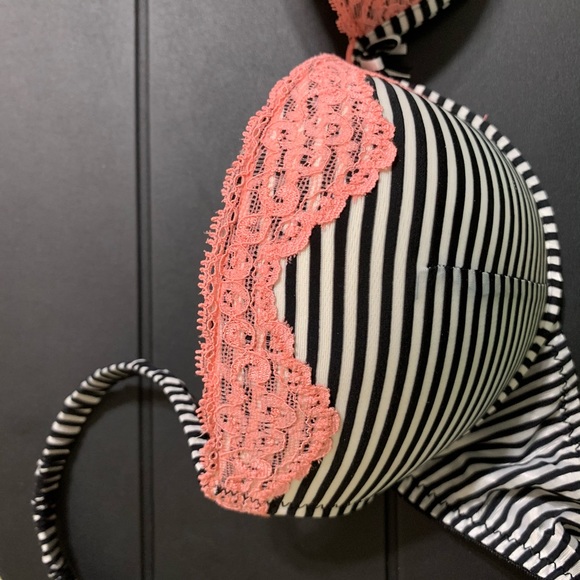 Secret Possessions Bra and two thongs. NWT. - Picture 9 of 10